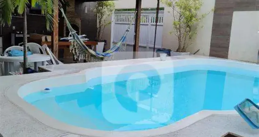 Casa condomínio fechado, com 3 suítes, ampla sala, piscina, academia e área gourmet.