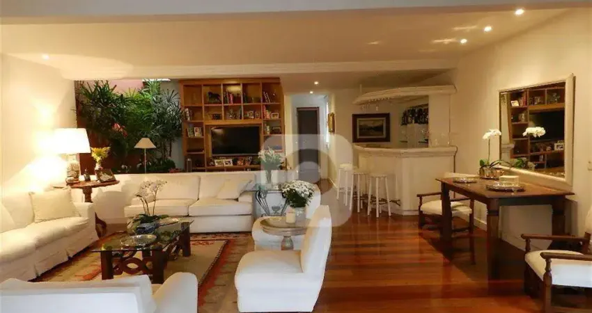 Cobertura à venda com 392m², 4 quartos e 3 vagas, no Jardim Oceânico.