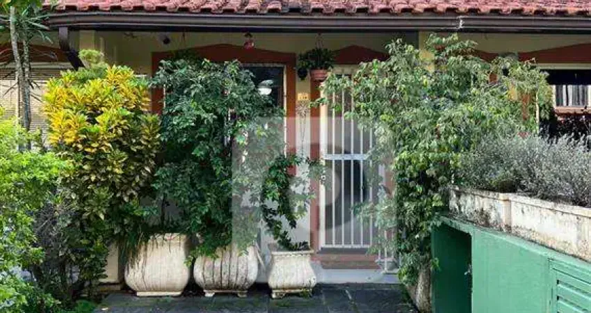 Casa de 2 quartos com suíte, varanda e área coberta na freguesia.