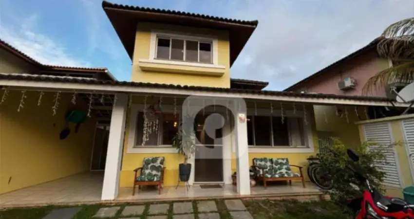 Residência de Alto Padrão em Condomínio Fechado a 400m da Praia.