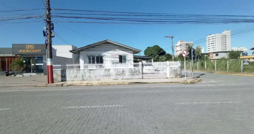 Terreno com 310 m2 a 260 metros da praia, centro, navegantes/sc