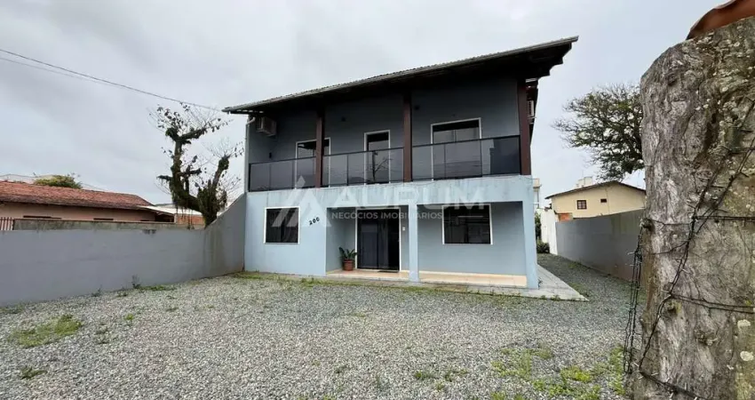 Casa mobiliada com 05 dormitórios, a 180 passos do mar, no centro de navegantes/sc.