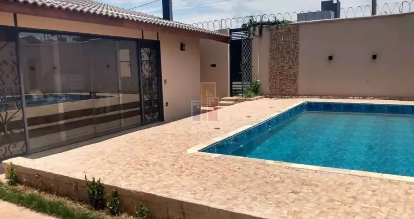 Casa charmosa com 2 suítes, quarto reversível e piscina aquecida