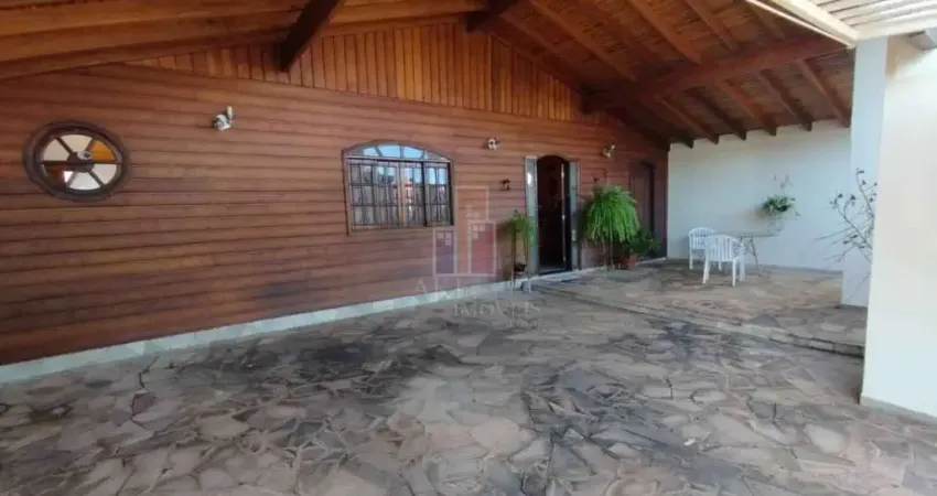 Charmosa casa de madeira, perfeitamente conservada e repleta de comodidades!