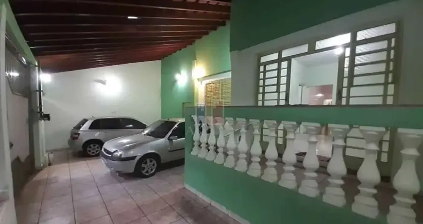 Casa ampla com 3 dormitórios, 2 salas, copa, cozinha e garagem para 3 carros!!!
