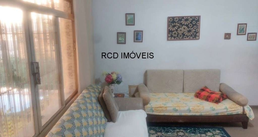 Casa à venda na Vila Universitária / Butantã: 3 quartos, quintal grande, edícula com 2 cômodos, cozinha, banheiro, 2 vagas, 131m² a.c. / 250m² a.t.