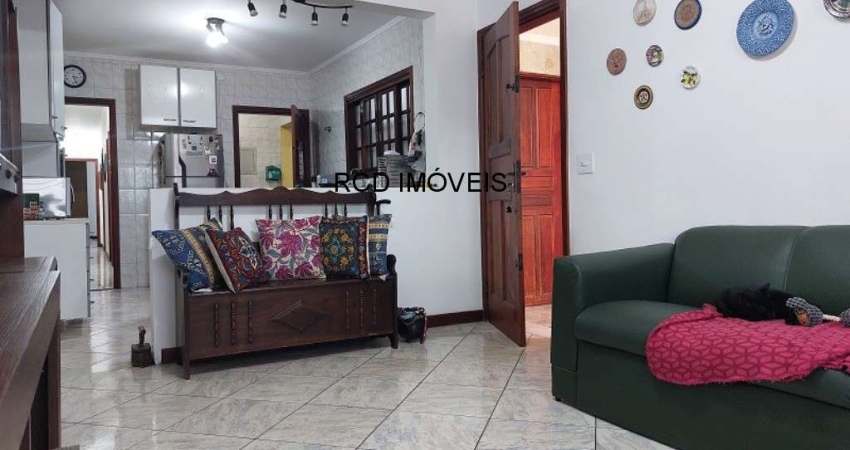 Casa assobradada à venda no Jardim Bonfiglioli com 3 quartos, 1 suíte, 2 banheiros, 3 vagas de garagem, corredor lateral com cobertura retrátil, 102m²