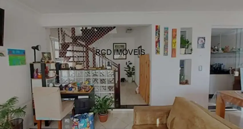 Casa à venda em Cotia-SP: 3 quartos, 1 suíte, 1 sala, 4 banheiros, 3 vagas de garagem, 210m² no Jardim Guerreiro!