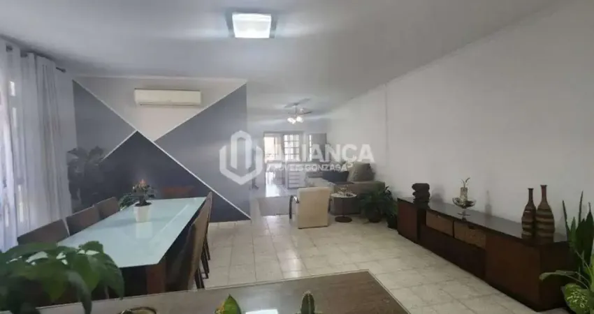 Apartamento com 3 dormitórios, 1 suite, varanda, 1 vaga demarcada, no marapé santos-sp
