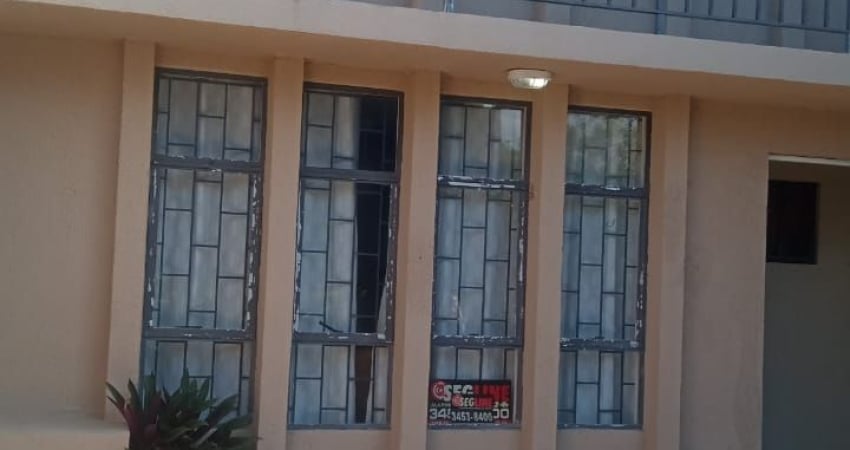 EXCELENTE LOCALIZAÇÃO - SOBRADO A 50 METROS DO MAR