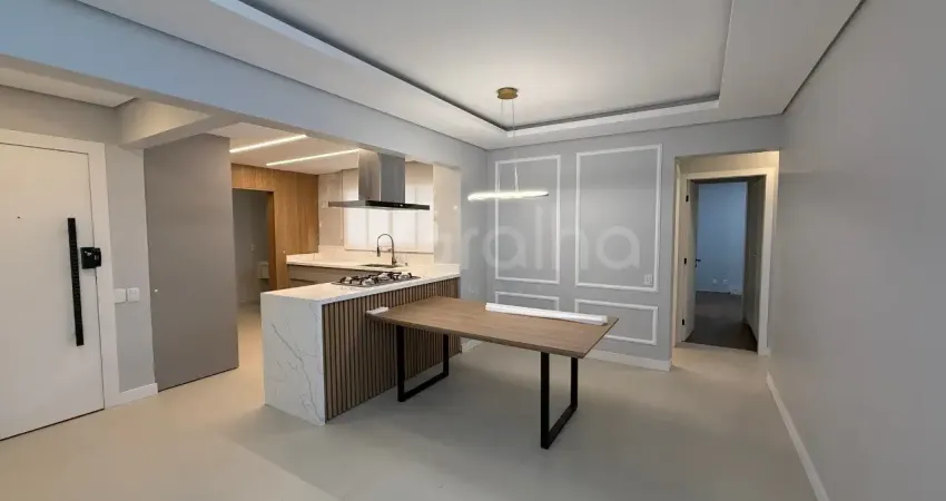 O imóvel está localizado no bairro centro e possui 122 m², com 3 quartos, sendo 1 suíte, além de 3 banheiros.