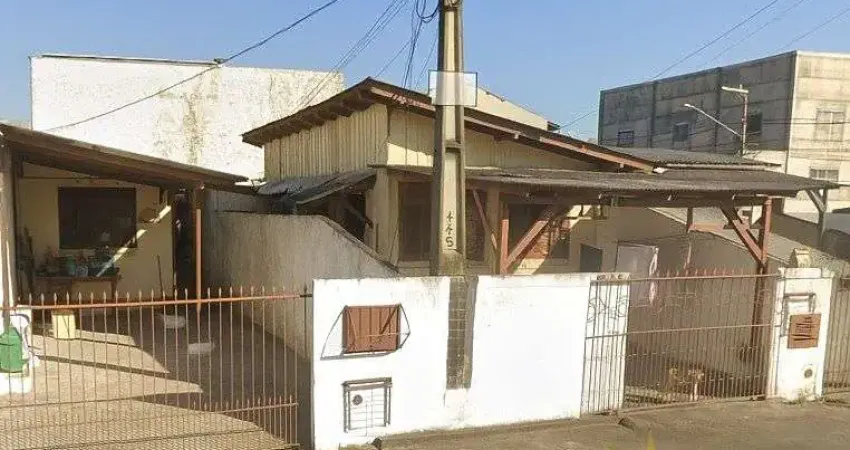 Ótima Oportunidade de Investimento: Três Casas com Renda Mensal em Itajaí! &amp;#127969;
