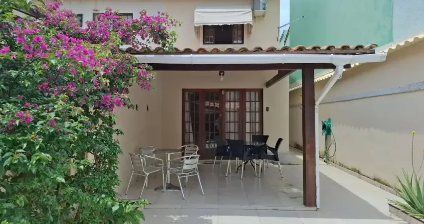 Casa de 2 quartos com varanda e uma ótima área externa em itaipu