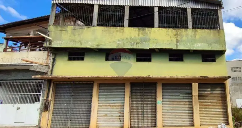 Á venda um prédio galpão com potencial ilimitado : Espaço para lojas com mezanino e terraço.