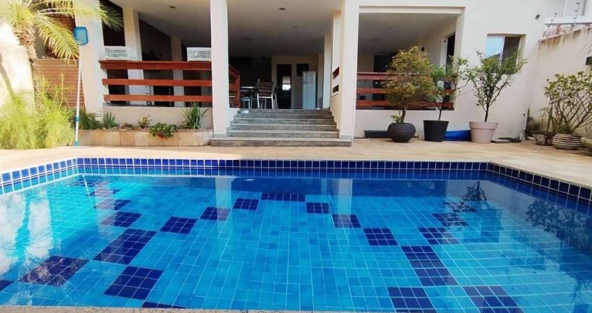 Casa a venda 5 quartos sendo 3 suites, área gourmet e piscina aquecida.