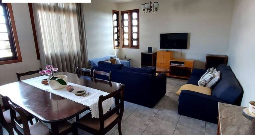 Casa com 3 quartos sendo 1 suite + 2 lojas em lote 384m2. Bairro Caiçara