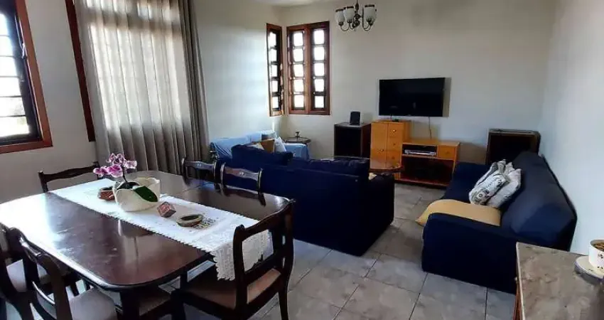 Casa com 3 quartos sendo 1 suite , 2 lojas em lote 384m2. Bairro Caiçara