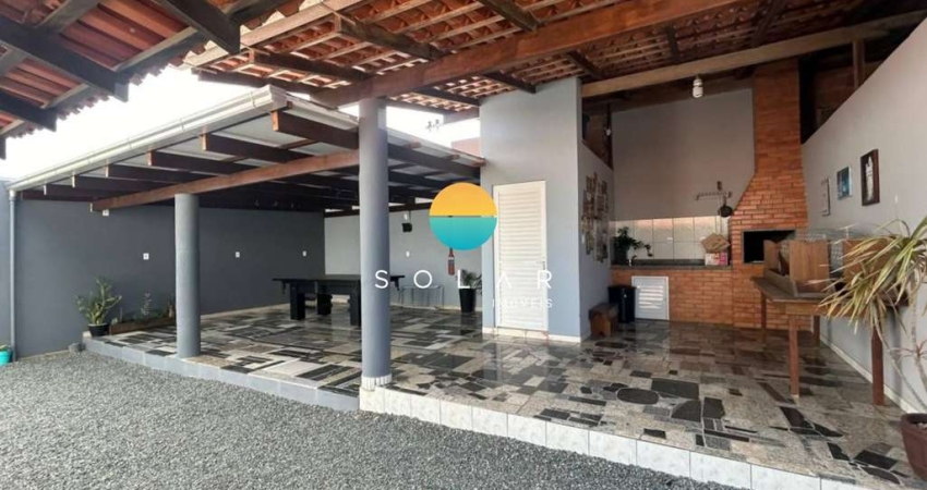 Excelente sobrado com 3 dormitórios e 02 salas comerciais em uma das principais ruas de Penha - SC. Ref. 418