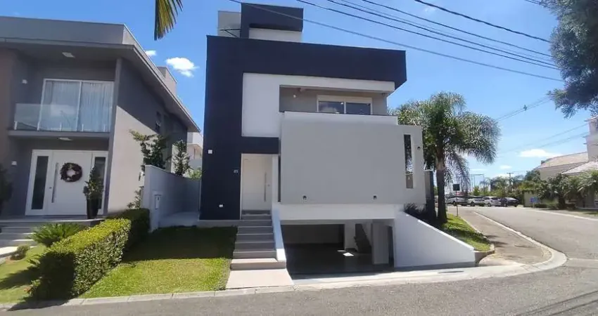 Casa em condomínio com 03 suítes e piscina . CONDOMINIO SANTA CORONA