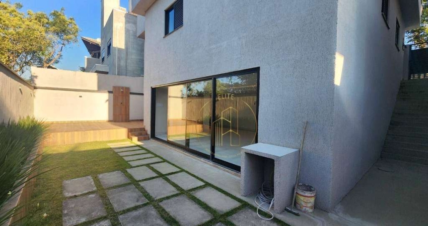 Casa assobradada com 3 suítes, quintal no Condomínio Pinheiro de tremembe