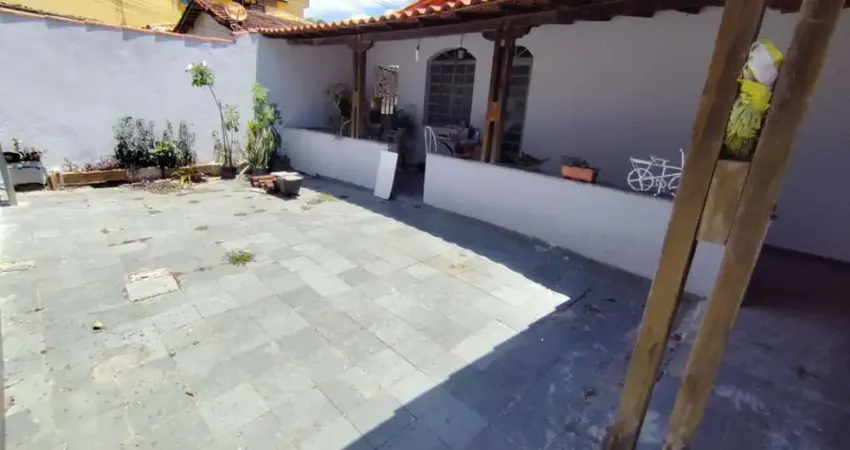 Casa com 3 quartos à venda na Rua Macaé, Monte Castelo, Contagem