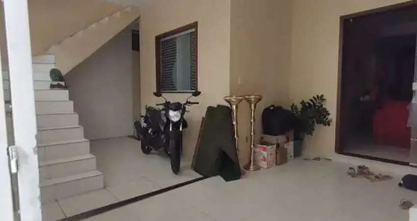 Casa no Campo Limpo, em Rua Pública, Triplex, Ampla, 7 Quartos, 2 Salas, Varanda, Garagem Coberta, para Venda, em Feira de Santana.