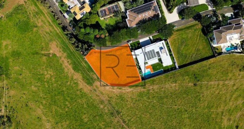 Terreno com excelente topografia em condomínio fechado no bairro Gramado