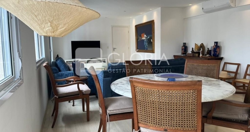 Lindo apartamento reformado em Moema com 3 suítes,  sala ampla e despensa