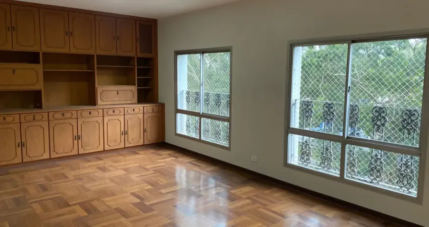Apartamento muito espaçoso com janelas antiruídos... em frente a uma praça charmosa com vista para copa das arvores