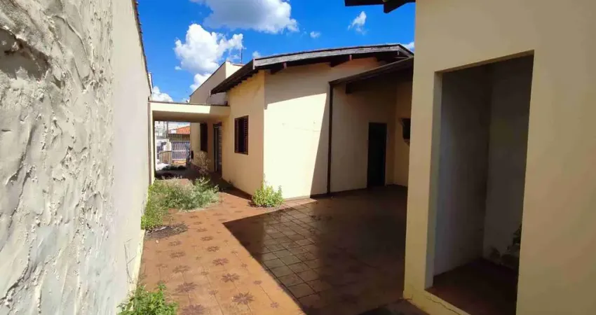 Casa a Venda no Bairro Paulista, Piracicaba: Ideal para Comércio ou Barracão