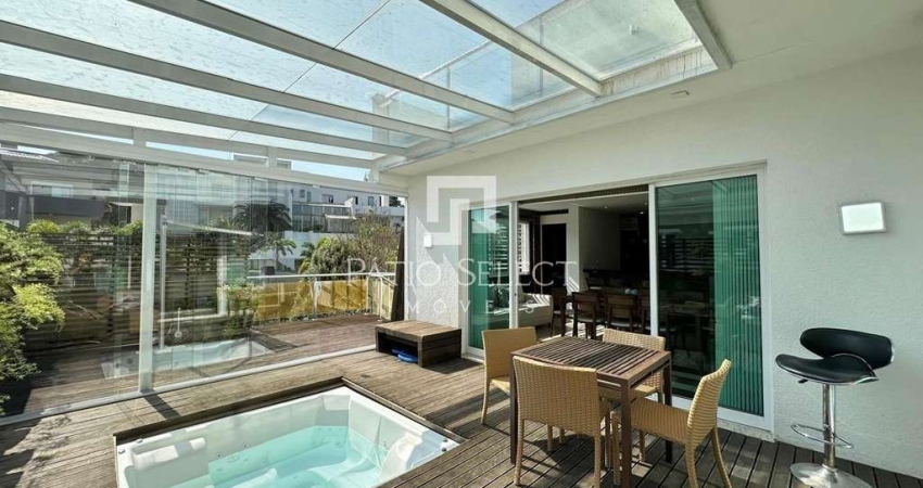 Casa luxuosa, localizada no Campo Comprido, com área total de 695m², 04 Suítes, 04 Vagas, em Condomínio fechado.