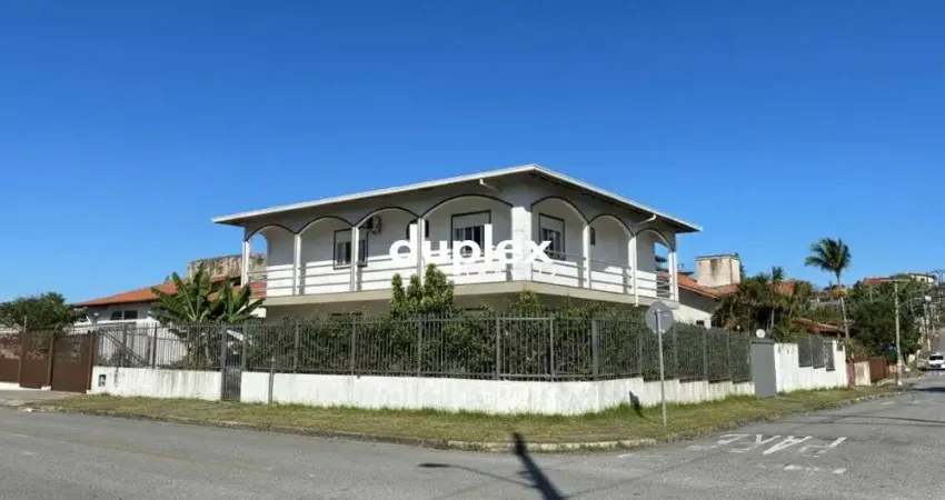 Casa de esquina com 6 dormitórios sendo 1 suite master, 4 vagas, área gormet em são josé