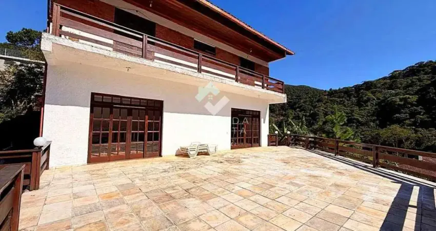 Casa para locação em condomínio na Serra dos Órgãos com 4 quartos, lazer completo e natureza