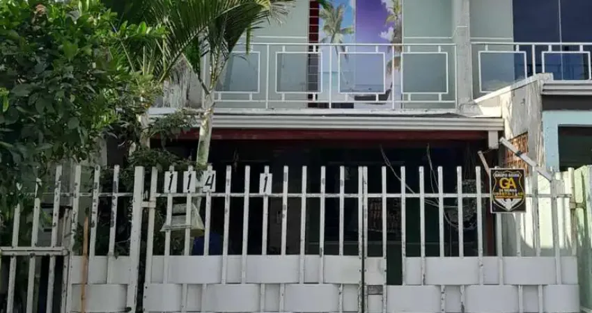 Excelente oportunidade! Casa à venda em Curitiba-PR, Campo de Santana, com 3 quartos, 1 sala, 2 banheiros e 2 vagas de garagem.