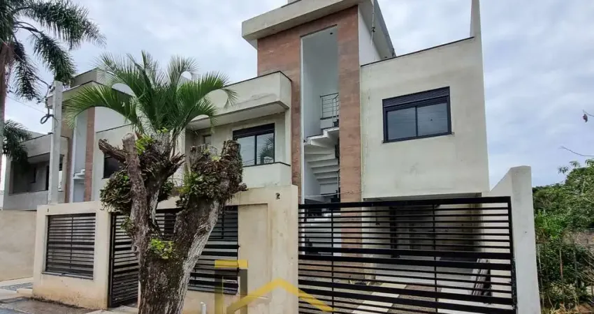 Imperdível oportunidade de investimento: Casa à venda em Curitiba-PR, Uberaba. 3 quartos, 3 suítes, 3 salas, 1 banheiro, 2 vagas de garagem. 160m².