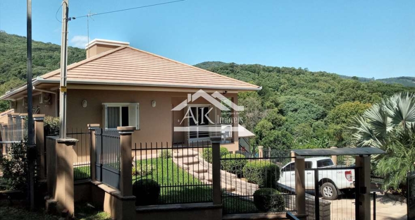 Casa com quiosque, piscina e linda vista a venda em Morro Reuter na Serra Gaúcha