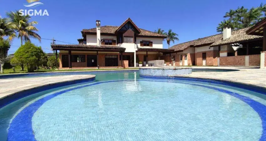 Casa com 6 suítes e casa de caseiro  - Área de lazer com piscina, churrasqueira e jardim - 4 vagas - Jardim Acapulco - Guarujá/SP