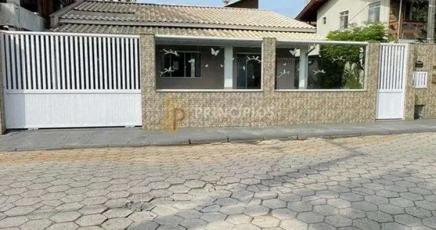 Casa com piscina no Centro   -  Navegantes