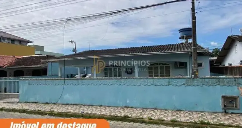 Casa com 4 dormitórios à venda, 156 m² por R$ 600.000 - Centro - Navegantes/SC