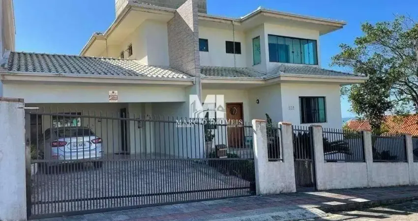 LINDA CASA - situada em lugar alto , no centro de Barra Velha . Com vista panorâmica para cidade, lagoa e mar.