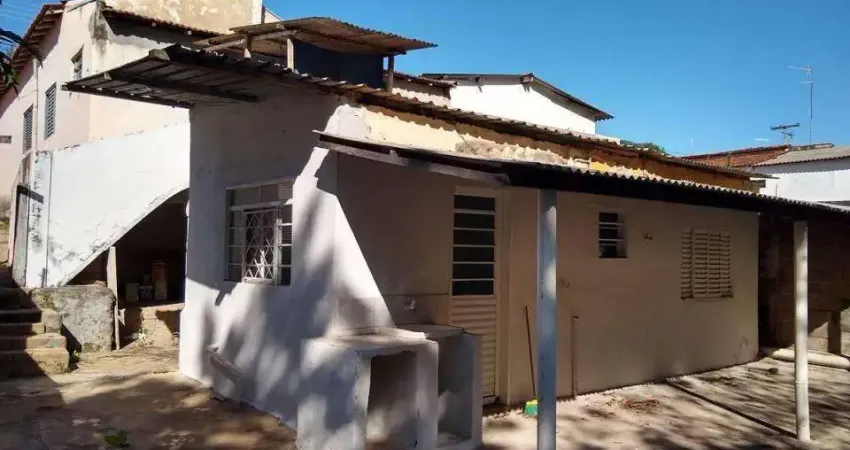 Duas casas à venda no mesmo terreno na vila santana em santa bárbara d'oeste.