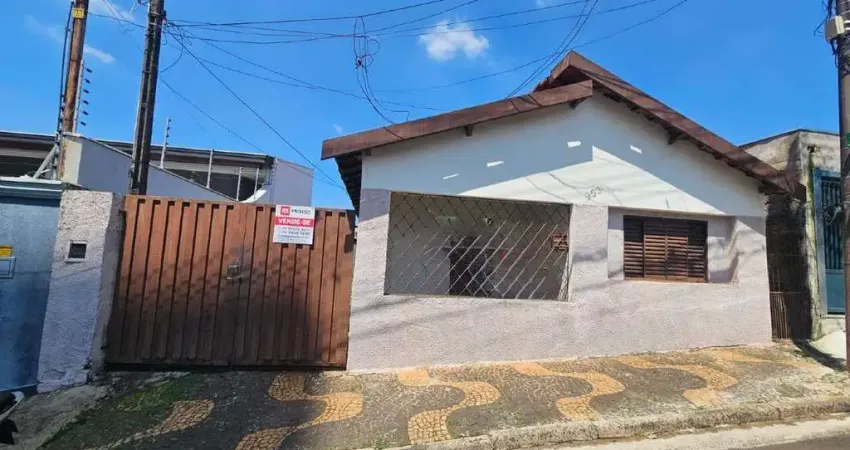 Casa à venda no Centro de Santa Bárbara d'Oeste com 2 quartos, sendo 1 banheiro social e 4 vagas de garagem