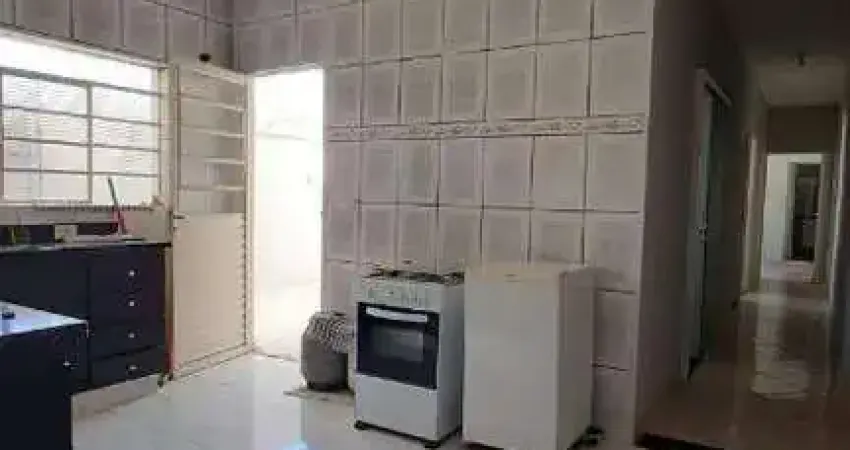 Casa à venda no Jardim Nossa Senhora de Fátima com 3 quartos (1 suíte) e 2 vagas de garagem