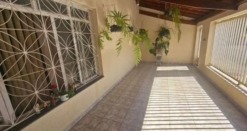 Casa à venda no Centro de Santa Bárbara d'Oeste com 3 quartos (1 suíte) e 4 vagas de garagem