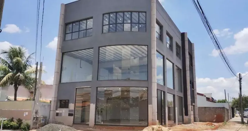 Salão Comercial à venda no Jardim Dona Regina em Santa Bárbara d'Oeste com 15 salas e 8 vagas de garagem.