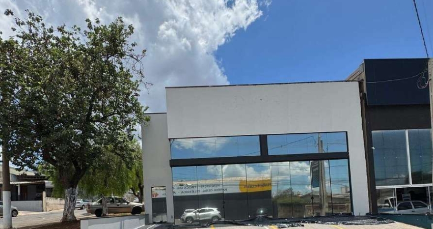 Salão Comercial para locação em Americana com escritórios e banheiros.
