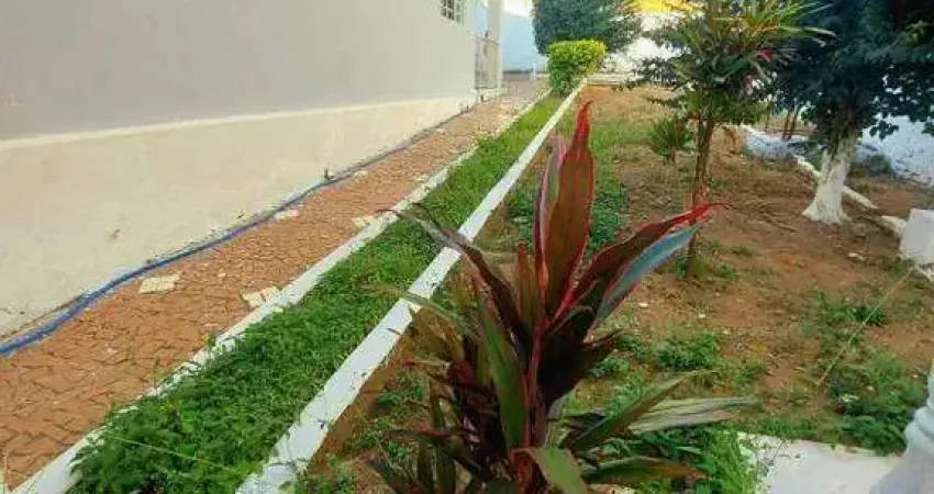 Casa à venda no Jardim Três Marias em Salto com 2 quartos e 2 vagas de garagem