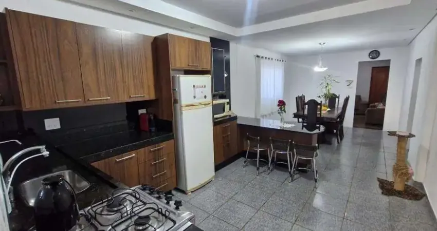 Casa à venda no Jardim Panambi em Santa Bárbara d'Oeste com 3 quartos e 5 vagas de garagem