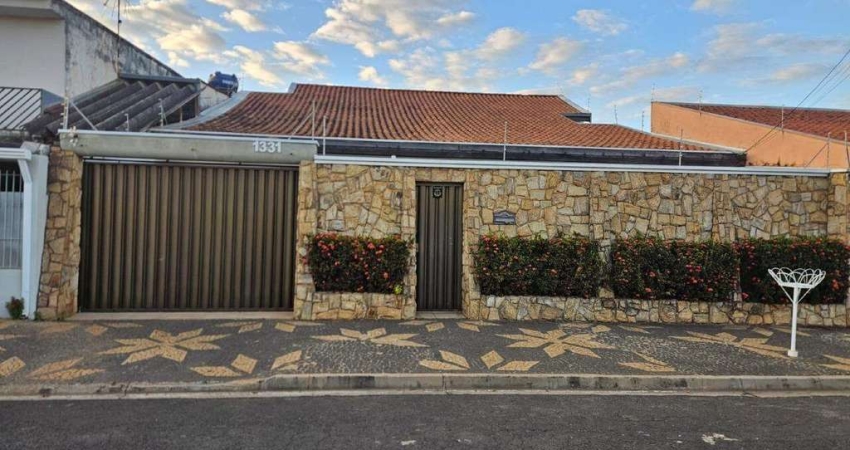 Casa à venda no Parque Novo Mundo em Americana com 3 quartos (1 suíte) e 5 vagas de garagem