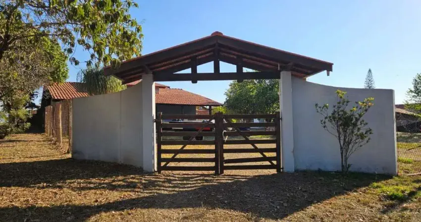 Chácara à venda no condomínio vale verde em mineiros do tietê com 3 quartos (1 suíte) e área de lazer completa